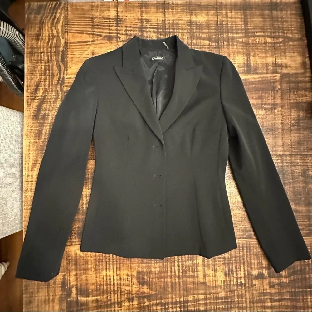 NWOT- Tahari Women’s 2 button Blazer
